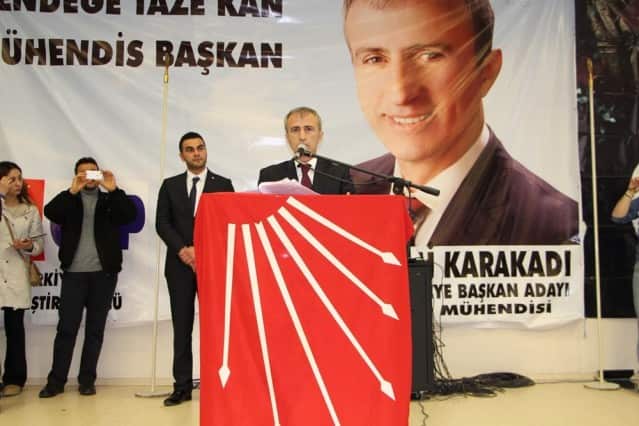 MHP konuşmasını salon coşkuyla alkışladı” Bunlar o kadar Müslüman ki, yatak odalarında para sayma makinaları saklıyorlar. Böylece elleri harama bulaşmıyor diye AKP’nin hırsızlığı ve vurgunculuğunu esprilerle halka anlattı.