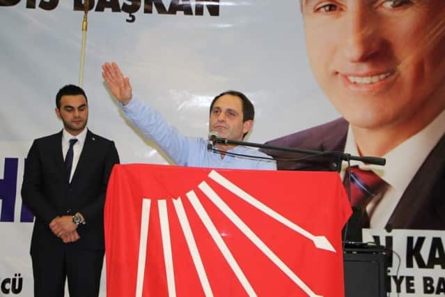 Belediye Başkan adayı A.Selami KARAKADI önce mevcut başkan Ali İNCİ’yi kişisel çıkarını ön planda tutan verimsiz ve gösteriş yatırımlarıyla belediyeyi  borç batağına sürüklediğini anlattı.Muhalefete değil Belediye Başkanlığına talibim dedi.Siyaseti zenginleşme aracı değil,hizmet aracı olarak görüyoruz.Haramda gözüm yok,tek amacımız var Hendek’e hizmet etmek.Ben artık göreve hazırım,31 martta Hendek Belediyesinin balkonunda sizleri bekliyorum “dedi.