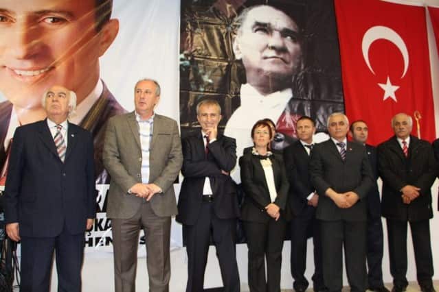 MHP konuşmasını salon coşkuyla alkışladı” Bunlar o kadar Müslüman ki, yatak odalarında para sayma makinaları saklıyorlar. Böylece elleri harama bulaşmıyor diye AKP’nin hırsızlığı ve vurgunculuğunu esprilerle halka anlattı.
CHP Hendek İlçe teşkilatı Hendek halkına yoğun katılımları için teşekkürlerini ilettiler.