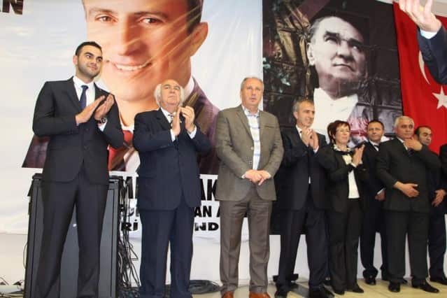 Belediye Başkan adayı A.Selami KARAKADI önce mevcut başkan Ali İNCİ’yi kişisel çıkarını ön planda tutan verimsiz ve gösteriş yatırımlarıyla belediyeyi  borç batağına sürüklediğini anlattı.Muhalefete değil Belediye Başkanlığına talibim dedi.Siyaseti zenginleşme aracı değil,hizmet aracı olarak görüyoruz.Haramda gözüm yok,tek amacımız var Hendek’e hizmet etmek.Ben artık göreve hazırım,31 martta Hendek Belediyesinin balkonunda sizleri bekliyorum “dedi.