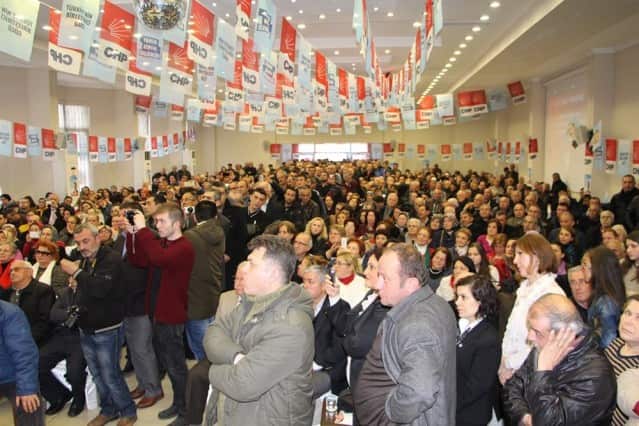 MHP konuşmasını salon coşkuyla alkışladı” Bunlar o kadar Müslüman ki, yatak odalarında para sayma makinaları saklıyorlar. Böylece elleri harama bulaşmıyor diye AKP’nin hırsızlığı ve vurgunculuğunu esprilerle halka anlattı.
CHP Hendek İlçe teşkilatı Hendek halkına yoğun katılımları için teşekkürlerini ilettiler.