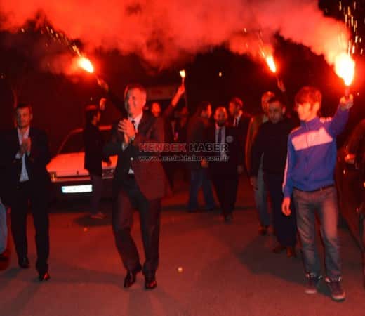 Mhp Hendek İlçe Teşkilatı Gün geçmiyor bir seçim birosu daha faaliyete geçiyor. İlk Seçim Bürosunu Bayraktepe - Yeşiller Mahallesinde yoğun katılımla açtı.