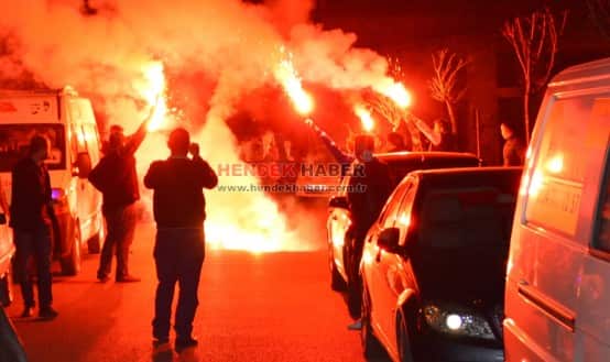 Mhp Hendek İlçe Teşkilatı Gün geçmiyor bir seçim birosu daha faaliyete geçiyor. İlk Seçim Bürosunu Bayraktepe - Yeşiller Mahallesinde yoğun katılımla açtı.
