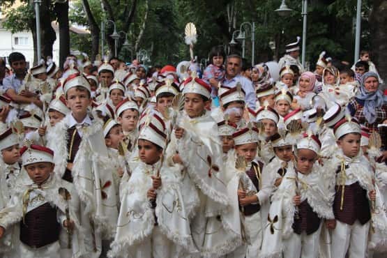 Vatandaşlar, Salman Dede Mesire Alanı´nda kurulan panayırda hoşça vakit geçirdiler.  Hendek Belediye Başkanı Ali İnci, törene katılanlarla tek tek ilgilendi ve mesire alanını gezdirdi.