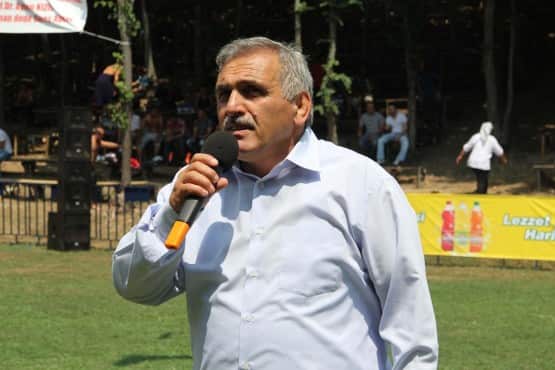 Hendek Belediyesi vatandaşları ücretsiz taşıdı  Etkinliğe katılan vatandaşlara Hendek Belediyesi tarafından etli pilav, tatlı ve ayran ikramında bulunuldu. Hendek Belediyesi otobüslerle ilçenin değişik mahallelerinden vatandaşları ücretsiz olarak Selman Dede Mesire Alanı´na taşıdı. Şölende, çocuklar şişme oyun gruplarında ücretsiz olarak doyasıya eğlendiler.  Hendek Belediye Başkanı Ali İnci, bu yıl 15.si gerçekleştirilen Salman Dede Anma programına çevre il ve ilçelerden binlerce vatandaşın katıldığını belirterek emeği geçenlere teşekkür etti.   Sünnet olan çocuklara hediye   Şölende, Hendek Belediye Başkanı Ali İnci, Selman Dede 2013 Güreş Ağası Prof. Dr. Ayhan Kızıl ve protokol mensupları hep birlikte sünnet yapılacak alana giderek sünnet olan çocuklara geçmiş olsun dileğinde bulundular. Başkan İnci, sünnet olan çocuklara top, balon, oyuncak ve sertifika verdi.