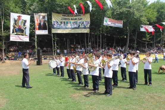 Minikler, Bando ve mehteran eşliğinde çarşıda yürüdüler 2013 Selman Dede Güreş Ağası Prof. Dr. Ayhan Kızıl ve Hendek Belediye Başkanı Ali İnci şölene katılanları selamladılar.