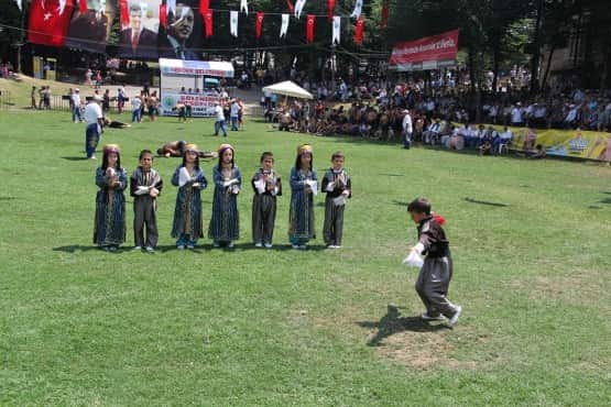 Şölenden notlar  Şölende çocuklar şişme oyun gruplarında ücretsiz olarak doyasıya eğlendiler.  Şölende 15 bin kişilik etli pilav, ayran ve tatlı dağıtıldı.