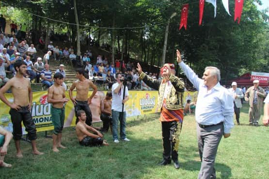 Vatandaşlar, Salman Dede Mesire Alanı´nda kurulan panayırda hoşça vakit geçirdiler.  Hendek Belediye Başkanı Ali İnci, törene katılanlarla tek tek ilgilendi ve mesire alanını gezdirdi.