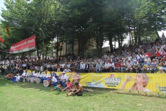 Hendek Belediyesi vatandaşları ücretsiz taşıdı  Etkinliğe katılan vatandaşlara Hendek Belediyesi tarafından etli pilav, tatlı ve ayran ikramında bulunuldu. Hendek Belediyesi otobüslerle ilçenin değişik mahallelerinden vatandaşları ücretsiz olarak Selman Dede Mesire Alanı´na taşıdı. Şölende, çocuklar şişme oyun gruplarında ücretsiz olarak doyasıya eğlendiler.  Hendek Belediye Başkanı Ali İnci, bu yıl 15.si gerçekleştirilen Salman Dede Anma programına çevre il ve ilçelerden binlerce vatandaşın katıldığını belirterek emeği geçenlere teşekkür etti.   Sünnet olan çocuklara hediye   Şölende, Hendek Belediye Başkanı Ali İnci, Selman Dede 2013 Güreş Ağası Prof. Dr. Ayhan Kızıl ve protokol mensupları hep birlikte sünnet yapılacak alana giderek sünnet olan çocuklara geçmiş olsun dileğinde bulundular. Başkan İnci, sünnet olan çocuklara top, balon, oyuncak ve sertifika verdi.