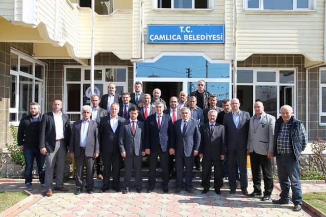 Sakarya Büyükşehir Belediye Başkanı Zeki Toçoğlu, Hendek ilçesinde bir dizi program gerçekleştirdi. İlk olarak, beraberinde Hendek Belediye Başkanı Ali İnci ve AK Parti Hendek İlçe Başkanı Ali Kemal Sofu ile Hendek Gençlik Merkezi’nde iş adamları ve esnaf temsilcileri ile bir araya gelen Başkan Toçoğlu, hayata geçirilen projeler ve yeni dönem çalışmaları hakkında bilgi verdi. Başkan Toçoğlu, gerçekleştirilen toplantının ardından Çamlıca Beldesi’nde esnaf ziyaretleri gerçekleştirdi.