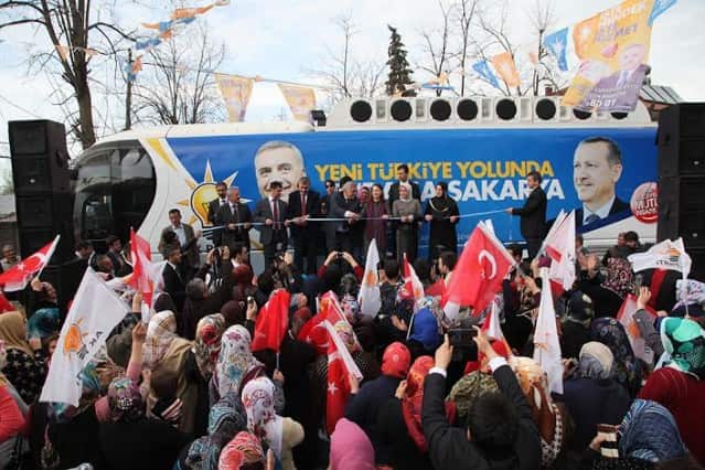 Seçim irtibat bürosu açıldı
Aile ve Sosyal Politikalar Bakanı Ayşenur İslam, MKYK üyesi Çiğdem Erdoğan Atabek’in de katıldığı Çamlıca Beldesi Seçim İrtibat Bürosu’nun açılışında konuşan Büyükşehir Belediye Başkanı Zeki Toçoğlu, yeni dönemde uygulamaya geçecek Büyükşehir Yasası ile ilgili bilgilendirmelerde bulundu ve ilçelerin altyapı, su, mezarlık, ulaşım ve itfaiye hizmetlerinin Büyükşehir Belediyesi’nin güçlü hizmet eli ile gerçekleştirileceğini belirtti.