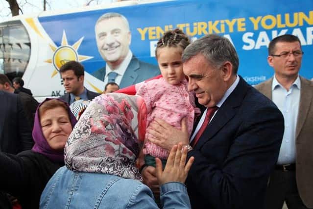 Kazımiye’ye müjde
Çamlıca Beldesi’nin ardından ziyaretlerine devam eden Büyükşehir Belediye Başkanı Zeki Toçoğlu, Kazımiye Köyü’nde vatandaşlarla bir araya geldi. Hendek Belediye Başkanı Ali İnci, AK Parti Hendek İlçe Başkanı Ali Kemal Sofu ve Muhtar Fevzi Cesur’un da hazır bulunduğu toplantıda konuşan Başkan Toçoğlu, “Büyükşehir Yasası’nın önümüzdeki seçimlerin ardından yürürlüğe girmesiyle Kazımiye Köyü, mahalle statüsüne girecek. Bundan sonra mahallemizin binlik planları yapılacak. Daha sonra yürütülecek çalışmaların ardından Kazımiye’miz doğalgaza kavuşacak. Köylerimizde soğuk asfalt dönemini kapatıyoruz. İnşallah önümüzdeki dönemde de başlattığımız çalışmalarımıza devam edeceğiz, köy ve grup yollarını sıcak asfaltla buluşturacağız” dedi.
