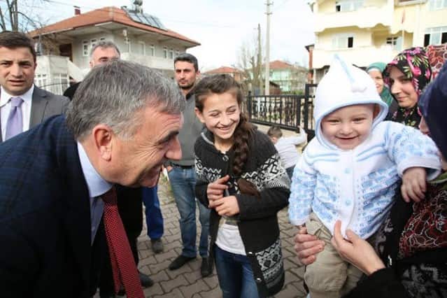 Geceniz hayırlı olsun
Başkan Toçoğlu, Hendek’te gerçekleştirdiği programların sonunda AK Parti Hendek İlçe Teşkilatı tarafından düzenlenen Karadenizliler Gecesi’ne katıldı. Hendek Kapalı Spor Salonu’nda gerçekleştirilen toplantıya Başkan Toçoğlu’nun yanı sıra AK Parti Sakarya Milletvekili Şaban Dişli, Hendek Belediye Başkanı Ali İnci ile çok sayıda vatandaş katıldı. Programda konuşan Başkan Toçoğlu, “Göreve geldiğimiz günden itibaren gece gündüz milletimize hizmet etmek için çalıştık. İnşallah seçimlerde milletimizden alacağımız destekle çalışmalarımıza devam edeceğiz. 30 Mart’ta Sakarya sandıklarından Başbakanımıza inşallah en güçlü desteği vereceğiz. Geceniz hayırlı olsun” ifadelerini kullandı.