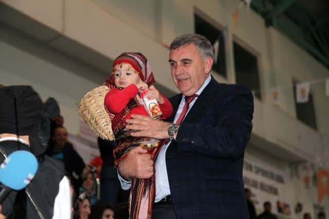 Hep birlikte Sakarya’yız
Milletvekili Dişli İse, “Türkiye’nin bir köyünden diğerine gittiğimiz zaman yemeğimiz değişir, aksanımız değişir, folklorumuz değişir. Güzel olan budur. Ülkemizin mozaiği budur. Bunun için diyoruz ki, biz hep birlikte Türkiye’yiz. Biz, hep birlikte Sakarya’yız. İnşallah önümüzdeki seçimlerde sandıkları patlatacağız. Milletimiz, milli iradeye sahip çıkacak. İnşallah hemşerilerimiz, Sakarya’dan Ankara’ya çok güçlü bir destek gönderecek” şeklinde konuştu.