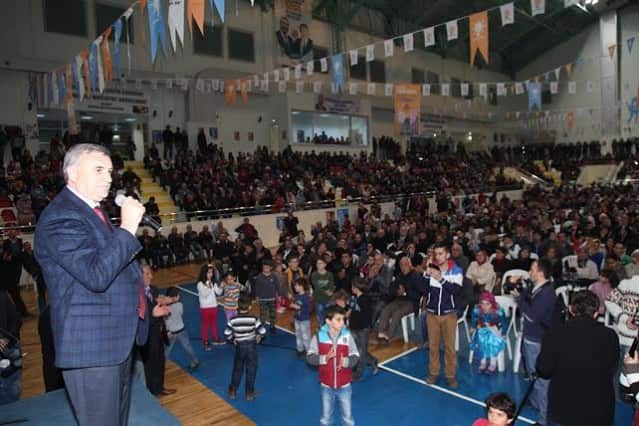 Sakarya Büyükşehir Belediye Başkanı Zeki Toçoğlu, Hendek ilçesinde bir dizi program gerçekleştirdi. İlk olarak, beraberinde Hendek Belediye Başkanı Ali İnci ve AK Parti Hendek İlçe Başkanı Ali Kemal Sofu ile Hendek Gençlik Merkezi’nde iş adamları ve esnaf temsilcileri ile bir araya gelen Başkan Toçoğlu, hayata geçirilen projeler ve yeni dönem çalışmaları hakkında bilgi verdi. Başkan Toçoğlu, gerçekleştirilen toplantının ardından Çamlıca Beldesi’nde esnaf ziyaretleri gerçekleştirdi.