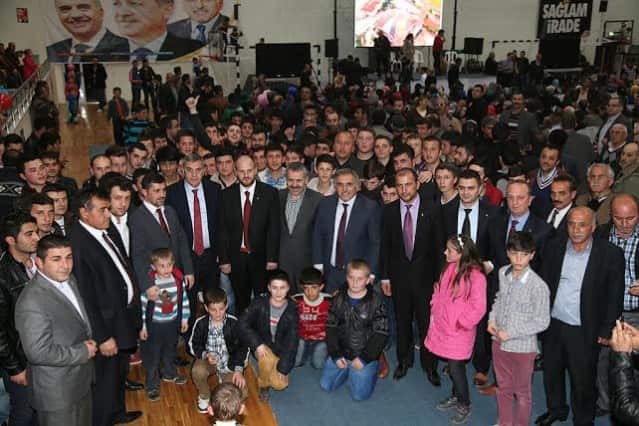 Seçim irtibat bürosu açıldı
Aile ve Sosyal Politikalar Bakanı Ayşenur İslam, MKYK üyesi Çiğdem Erdoğan Atabek’in de katıldığı Çamlıca Beldesi Seçim İrtibat Bürosu’nun açılışında konuşan Büyükşehir Belediye Başkanı Zeki Toçoğlu, yeni dönemde uygulamaya geçecek Büyükşehir Yasası ile ilgili bilgilendirmelerde bulundu ve ilçelerin altyapı, su, mezarlık, ulaşım ve itfaiye hizmetlerinin Büyükşehir Belediyesi’nin güçlü hizmet eli ile gerçekleştirileceğini belirtti.