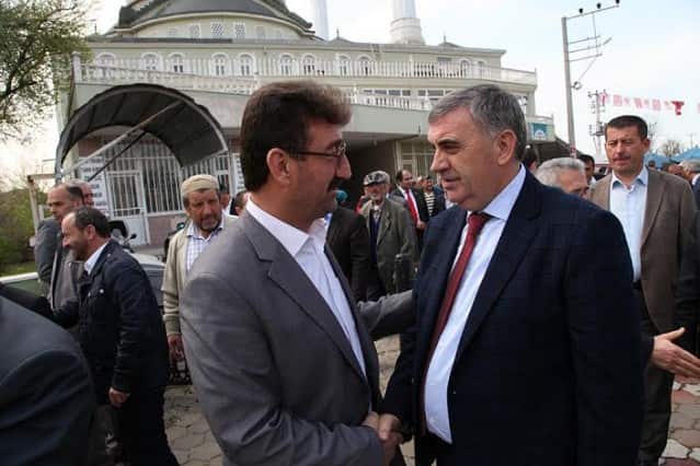 Kazımiye’ye müjde
Çamlıca Beldesi’nin ardından ziyaretlerine devam eden Büyükşehir Belediye Başkanı Zeki Toçoğlu, Kazımiye Köyü’nde vatandaşlarla bir araya geldi. Hendek Belediye Başkanı Ali İnci, AK Parti Hendek İlçe Başkanı Ali Kemal Sofu ve Muhtar Fevzi Cesur’un da hazır bulunduğu toplantıda konuşan Başkan Toçoğlu, “Büyükşehir Yasası’nın önümüzdeki seçimlerin ardından yürürlüğe girmesiyle Kazımiye Köyü, mahalle statüsüne girecek. Bundan sonra mahallemizin binlik planları yapılacak. Daha sonra yürütülecek çalışmaların ardından Kazımiye’miz doğalgaza kavuşacak. Köylerimizde soğuk asfalt dönemini kapatıyoruz. İnşallah önümüzdeki dönemde de başlattığımız çalışmalarımıza devam edeceğiz, köy ve grup yollarını sıcak asfaltla buluşturacağız” dedi.