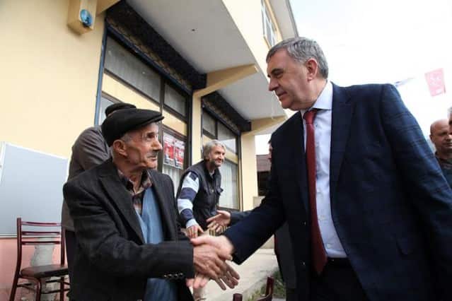 Hep birlikte Sakarya’yız
Milletvekili Dişli İse, “Türkiye’nin bir köyünden diğerine gittiğimiz zaman yemeğimiz değişir, aksanımız değişir, folklorumuz değişir. Güzel olan budur. Ülkemizin mozaiği budur. Bunun için diyoruz ki, biz hep birlikte Türkiye’yiz. Biz, hep birlikte Sakarya’yız. İnşallah önümüzdeki seçimlerde sandıkları patlatacağız. Milletimiz, milli iradeye sahip çıkacak. İnşallah hemşerilerimiz, Sakarya’dan Ankara’ya çok güçlü bir destek gönderecek” şeklinde konuştu.