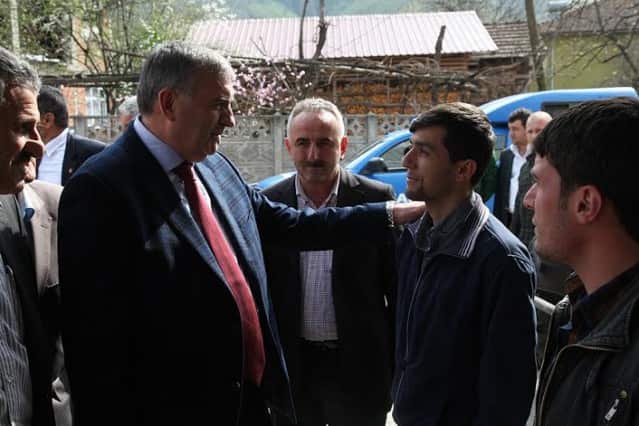 Geceniz hayırlı olsun
Başkan Toçoğlu, Hendek’te gerçekleştirdiği programların sonunda AK Parti Hendek İlçe Teşkilatı tarafından düzenlenen Karadenizliler Gecesi’ne katıldı. Hendek Kapalı Spor Salonu’nda gerçekleştirilen toplantıya Başkan Toçoğlu’nun yanı sıra AK Parti Sakarya Milletvekili Şaban Dişli, Hendek Belediye Başkanı Ali İnci ile çok sayıda vatandaş katıldı. Programda konuşan Başkan Toçoğlu, “Göreve geldiğimiz günden itibaren gece gündüz milletimize hizmet etmek için çalıştık. İnşallah seçimlerde milletimizden alacağımız destekle çalışmalarımıza devam edeceğiz. 30 Mart’ta Sakarya sandıklarından Başbakanımıza inşallah en güçlü desteği vereceğiz. Geceniz hayırlı olsun” ifadelerini kullandı.