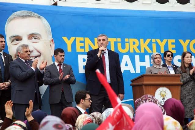 Geceniz hayırlı olsun
Başkan Toçoğlu, Hendek’te gerçekleştirdiği programların sonunda AK Parti Hendek İlçe Teşkilatı tarafından düzenlenen Karadenizliler Gecesi’ne katıldı. Hendek Kapalı Spor Salonu’nda gerçekleştirilen toplantıya Başkan Toçoğlu’nun yanı sıra AK Parti Sakarya Milletvekili Şaban Dişli, Hendek Belediye Başkanı Ali İnci ile çok sayıda vatandaş katıldı. Programda konuşan Başkan Toçoğlu, “Göreve geldiğimiz günden itibaren gece gündüz milletimize hizmet etmek için çalıştık. İnşallah seçimlerde milletimizden alacağımız destekle çalışmalarımıza devam edeceğiz. 30 Mart’ta Sakarya sandıklarından Başbakanımıza inşallah en güçlü desteği vereceğiz. Geceniz hayırlı olsun” ifadelerini kullandı.