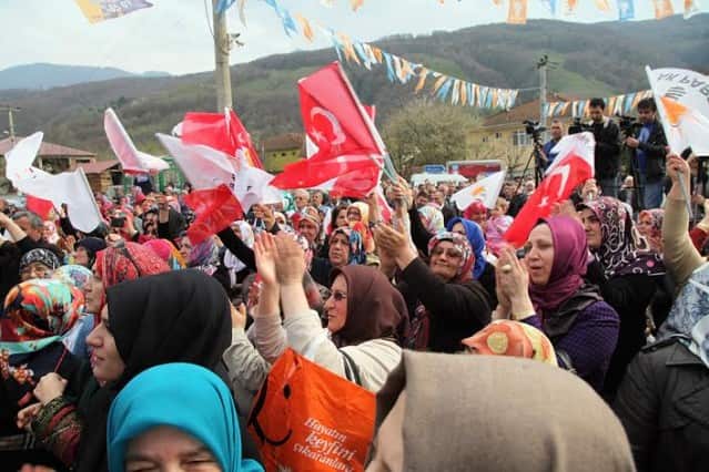 Kazımiye’ye müjde
Çamlıca Beldesi’nin ardından ziyaretlerine devam eden Büyükşehir Belediye Başkanı Zeki Toçoğlu, Kazımiye Köyü’nde vatandaşlarla bir araya geldi. Hendek Belediye Başkanı Ali İnci, AK Parti Hendek İlçe Başkanı Ali Kemal Sofu ve Muhtar Fevzi Cesur’un da hazır bulunduğu toplantıda konuşan Başkan Toçoğlu, “Büyükşehir Yasası’nın önümüzdeki seçimlerin ardından yürürlüğe girmesiyle Kazımiye Köyü, mahalle statüsüne girecek. Bundan sonra mahallemizin binlik planları yapılacak. Daha sonra yürütülecek çalışmaların ardından Kazımiye’miz doğalgaza kavuşacak. Köylerimizde soğuk asfalt dönemini kapatıyoruz. İnşallah önümüzdeki dönemde de başlattığımız çalışmalarımıza devam edeceğiz, köy ve grup yollarını sıcak asfaltla buluşturacağız” dedi.