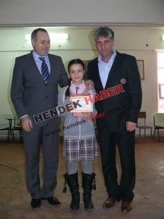Hendek Aşağı Çalıca Köyü Muhtarı Turgut İzci Kızına Karne verdi, Hendek İlçe Kaymakamı Mustafa Ayhan Öğrenciye kitap hediye etti