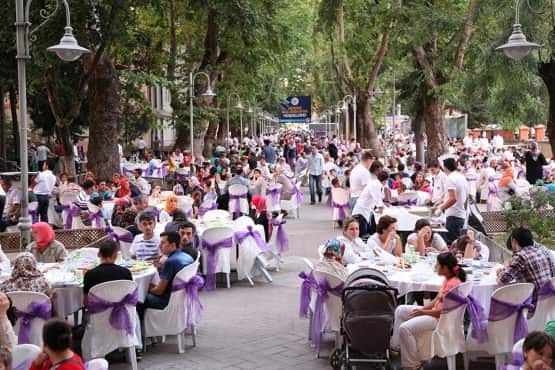Sakarya Büyükşehir Belediyesi, 'Mahallemde İftar Var' programları ile ilçelerde huzur ve kardeşlik sofralarını kurmayı sürdürüyor. Karapürçek, Erenler, Taraklı ve Arifiye'de vatandaşların yoğun ilgi gösterdiği kardeşlik sofraları Hendek'te kuruldu. Hendek Belediyesi Önü'nde gerçekleştirilen programa Büyükşehir Belediye Başkanı Zeki Toçoğlu'nun yanı sıra, AK Parti Sakarya Milletvekili Şaban Dişli, Hendek Belediye Başkanı Ali İnci, AK Parti Hendek İlçe Başkanı Ali Kemal Sofu, STK Temsilcileri, belediye yöneticileri ile çok sayıda vatandaş katıldı.