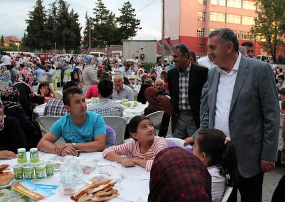 Huzura ve barışa odaklanan gönüller Kardeşlik ve huzur sofrasında Hendeklilerle beraber olmaktan büyük mutluluk duyduğunu belirten Başkan Toçoğlu, "Göreve geldiğimiz ilk günden bugüne zamanın gereklerine ve ruhuna uygun hizmetleri vatandaşlarımızla buluşturuyoruz. Birlik ve beraberlik hedefi ve hissiyatıyla yeni projeler üretiyor, şehrimizde, kardeşçe yaşamanın en güzel örneklerini gösteriyoruz. Dünya'da kanın, gözyaşının akmaya devam ettiği bu acı dönemde, huzur ve barışa odaklanan bizler, öncelikle kendimizle barışık olmanın öneminin farkındayız. Huzur ve kardeşlik parolası ile birlikteliğimizi daha da güçlendireceğiz. Allah birlik, beraberlik ve kardeşliğimizi daim kılsın. Bu vesileyle iftar programımıza katılarak Ramazan ayının huzur iklimini bizlerle soluyan hemşerilerimize çok teşekkür ediyorum." ifadelerini kullandı.