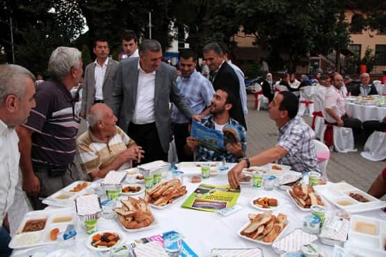 Huzura ve barışa odaklanan gönüller Kardeşlik ve huzur sofrasında Hendeklilerle beraber olmaktan büyük mutluluk duyduğunu belirten Başkan Toçoğlu, "Göreve geldiğimiz ilk günden bugüne zamanın gereklerine ve ruhuna uygun hizmetleri vatandaşlarımızla buluşturuyoruz. Birlik ve beraberlik hedefi ve hissiyatıyla yeni projeler üretiyor, şehrimizde, kardeşçe yaşamanın en güzel örneklerini gösteriyoruz. Dünya'da kanın, gözyaşının akmaya devam ettiği bu acı dönemde, huzur ve barışa odaklanan bizler, öncelikle kendimizle barışık olmanın öneminin farkındayız. Huzur ve kardeşlik parolası ile birlikteliğimizi daha da güçlendireceğiz. Allah birlik, beraberlik ve kardeşliğimizi daim kılsın. Bu vesileyle iftar programımıza katılarak Ramazan ayının huzur iklimini bizlerle soluyan hemşerilerimize çok teşekkür ediyorum." ifadelerini kullandı.