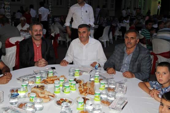 Birlik ve Kardeşlik Hendek'i Kucakladı Büyükşehir Belediyesi tarafından düzenlenen 'Mahallemde İftar Var' Hendek Buluşması’nda konuşan Başkan Toçoğlu, "Birlik ve beraberlik hedefi ve hissiyatıyla yeni projeler üretiyor, şehrimizde, kardeşçe yaşamanın en güzel örneklerini gösteriyoruz. Dünya'da kanın, gözyaşının akmaya devam ettiği bu acı dönemde, huzur ve barışa odaklanan bizler, öncelikle kendimizle barışık olmanın öneminin farkındayız. Huzur ve kardeşlik parolası ile birlikteliğimizi daha da güçlendireceğiz" dedi.