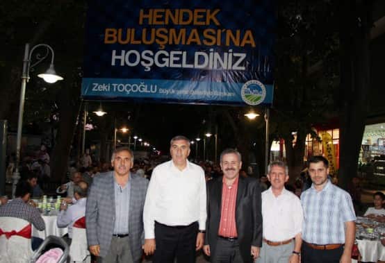 Birlik ve Kardeşlik Hendek'i Kucakladı Büyükşehir Belediyesi tarafından düzenlenen 'Mahallemde İftar Var' Hendek Buluşması’nda konuşan Başkan Toçoğlu, "Birlik ve beraberlik hedefi ve hissiyatıyla yeni projeler üretiyor, şehrimizde, kardeşçe yaşamanın en güzel örneklerini gösteriyoruz. Dünya'da kanın, gözyaşının akmaya devam ettiği bu acı dönemde, huzur ve barışa odaklanan bizler, öncelikle kendimizle barışık olmanın öneminin farkındayız. Huzur ve kardeşlik parolası ile birlikteliğimizi daha da güçlendireceğiz" dedi.