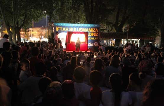 Sakarya Büyükşehir Belediyesi, 'Mahallemde İftar Var' programları ile ilçelerde huzur ve kardeşlik sofralarını kurmayı sürdürüyor. Karapürçek, Erenler, Taraklı ve Arifiye'de vatandaşların yoğun ilgi gösterdiği kardeşlik sofraları Hendek'te kuruldu. Hendek Belediyesi Önü'nde gerçekleştirilen programa Büyükşehir Belediye Başkanı Zeki Toçoğlu'nun yanı sıra, AK Parti Sakarya Milletvekili Şaban Dişli, Hendek Belediye Başkanı Ali İnci, AK Parti Hendek İlçe Başkanı Ali Kemal Sofu, STK Temsilcileri, belediye yöneticileri ile çok sayıda vatandaş katıldı.