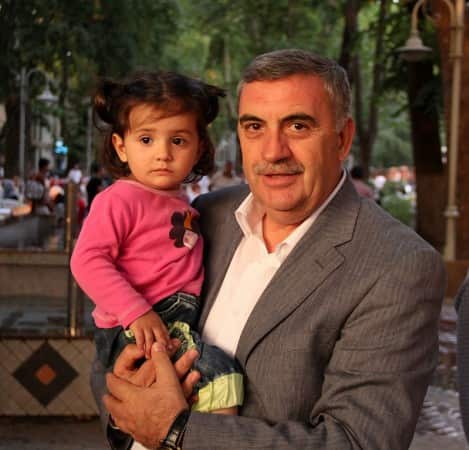 Sakarya Büyükşehir Belediyesi, 'Mahallemde İftar Var' programları ile ilçelerde huzur ve kardeşlik sofralarını kurmayı sürdürüyor. Karapürçek, Erenler, Taraklı ve Arifiye'de vatandaşların yoğun ilgi gösterdiği kardeşlik sofraları Hendek'te kuruldu. Hendek Belediyesi Önü'nde gerçekleştirilen programa Büyükşehir Belediye Başkanı Zeki Toçoğlu'nun yanı sıra, AK Parti Sakarya Milletvekili Şaban Dişli, Hendek Belediye Başkanı Ali İnci, AK Parti Hendek İlçe Başkanı Ali Kemal Sofu, STK Temsilcileri, belediye yöneticileri ile çok sayıda vatandaş katıldı.