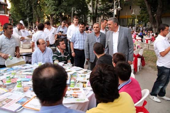 Birlik ve Kardeşlik Hendek'i Kucakladı Büyükşehir Belediyesi tarafından düzenlenen 'Mahallemde İftar Var' Hendek Buluşması’nda konuşan Başkan Toçoğlu, "Birlik ve beraberlik hedefi ve hissiyatıyla yeni projeler üretiyor, şehrimizde, kardeşçe yaşamanın en güzel örneklerini gösteriyoruz. Dünya'da kanın, gözyaşının akmaya devam ettiği bu acı dönemde, huzur ve barışa odaklanan bizler, öncelikle kendimizle barışık olmanın öneminin farkındayız. Huzur ve kardeşlik parolası ile birlikteliğimizi daha da güçlendireceğiz" dedi.