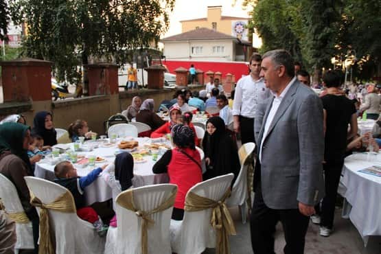 Hocaların hocasından Kuran ziyafeti Büyükşehir Belediye Başkanı Zeki Toçoğlu iftar programı öncesinde gönül sofrasına misafir olan Hendeklilerin Ramazan ayını tebrik etti. Hocaların hocası İshak Danış'ın Kuran tilaveti gönül kapılarını araladı. Kuran ziyafeti sonrası binlerce Hendekli hep birlikte oruç açtı.