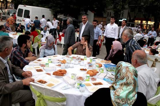 Birlik ve Kardeşlik Hendek'i Kucakladı Büyükşehir Belediyesi tarafından düzenlenen 'Mahallemde İftar Var' Hendek Buluşması’nda konuşan Başkan Toçoğlu, "Birlik ve beraberlik hedefi ve hissiyatıyla yeni projeler üretiyor, şehrimizde, kardeşçe yaşamanın en güzel örneklerini gösteriyoruz. Dünya'da kanın, gözyaşının akmaya devam ettiği bu acı dönemde, huzur ve barışa odaklanan bizler, öncelikle kendimizle barışık olmanın öneminin farkındayız. Huzur ve kardeşlik parolası ile birlikteliğimizi daha da güçlendireceğiz" dedi.