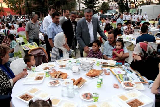 Hocaların hocasından Kuran ziyafeti Büyükşehir Belediye Başkanı Zeki Toçoğlu iftar programı öncesinde gönül sofrasına misafir olan Hendeklilerin Ramazan ayını tebrik etti. Hocaların hocası İshak Danış'ın Kuran tilaveti gönül kapılarını araladı. Kuran ziyafeti sonrası binlerce Hendekli hep birlikte oruç açtı.