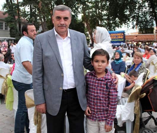 Birlik ve Kardeşlik Hendek'i Kucakladı Büyükşehir Belediyesi tarafından düzenlenen 'Mahallemde İftar Var' Hendek Buluşması’nda konuşan Başkan Toçoğlu, "Birlik ve beraberlik hedefi ve hissiyatıyla yeni projeler üretiyor, şehrimizde, kardeşçe yaşamanın en güzel örneklerini gösteriyoruz. Dünya'da kanın, gözyaşının akmaya devam ettiği bu acı dönemde, huzur ve barışa odaklanan bizler, öncelikle kendimizle barışık olmanın öneminin farkındayız. Huzur ve kardeşlik parolası ile birlikteliğimizi daha da güçlendireceğiz" dedi.