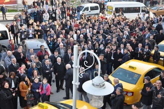 İstiklal Marşının okunmasıyla başlayan tanıtım programında mehteran ekibi salonunun coşkusunu daha da arttırdı.  İlk olarak konuşan Turgut Babaoğlu konuşmasında AKP’ye yüklenerek, “Milletimizin kendisine sağladığı tek başına iktidar gücüne rağmen şu an belediyeyi yönetenler, geride kalan uzun yılları günübirlik meselelerle israf etmiş, güncel siyasete takılıp kalarak, başarısızlıklarını sanal başarılar ve sahte kahramanlıklarla örtmeye çalışmıştır. Biz hedefleri büyük, hevesleri küçük bir hareket olarak kalamayız. Bizim siyaseten ilerleyişimizin yol haritasında sabır, akıl, şuur, denge, ihtiyat yer almaktadır” dedi.