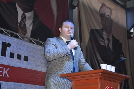 Konuşmaların tamamlanmasının ardından Milletvekili Kutluata, İl Başkanı Bülbül, Büyükşehir adayı Ünver ve meclis üyeleri birlikte poz verdiler. Daha sonra ise mehteran ekibi eşliğinde spor salonundan ilçe teşkilat binasına kadar yüzlerce kişinin katılımıyla kortej gerçekleştirildi. Gövde gösterisinde dönen yürüyüşte Hendekliler MHP’lilere büyük destek verdi. Teşkilat binasına ulaşıldığında ise Kutluata, Bülbül ve Babaoğlu partililere kısa bir teşekkür konuşması yaptı.