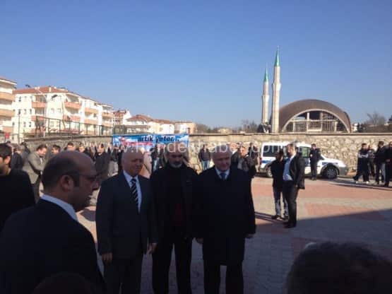 MHP Hendek Belediye Başkan adayı Turgut Babaoğlu ve meclis üyelerinin tanıtımı şölen havasında geçerken, mehteran ekibi eşliğinde yüzlerce kişinin katıldığı kortej yürüyüşü MHP’nin gövde gösterisine dönüştü.