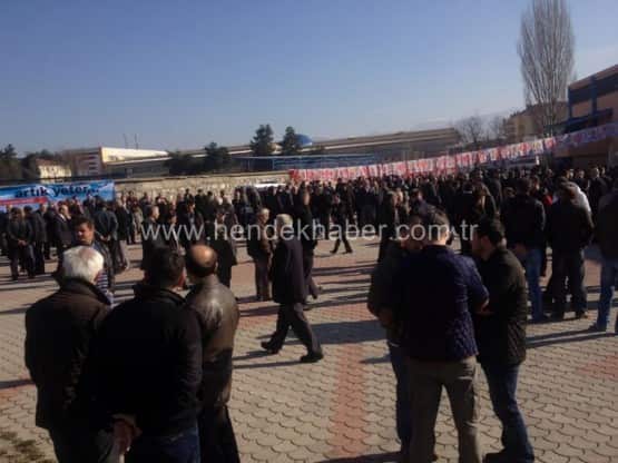 MHP Hendek Belediye Başkan adayı Turgut Babaoğlu ve meclis üyelerinin tanıtımı şölen havasında geçerken, mehteran ekibi eşliğinde yüzlerce kişinin katıldığı kortej yürüyüşü MHP’nin gövde gösterisine dönüştü.