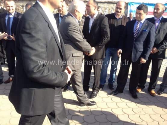 MHP Hendek Belediye Başkan adayı Turgut Babaoğlu ve meclis üyelerinin tanıtımı şölen havasında geçerken, mehteran ekibi eşliğinde yüzlerce kişinin katıldığı kortej yürüyüşü MHP’nin gövde gösterisine dönüştü.