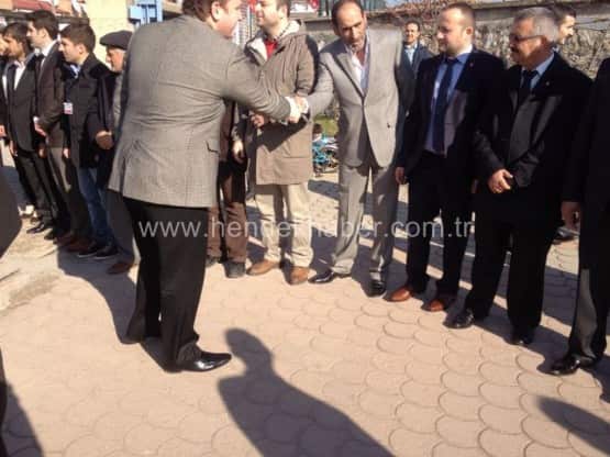 Milliyetçi Hareket Partisi aday tanıtım şöleni Hendek Spor Salonunda büyük bir coşkuyla yapıldı. İlçe Başkanı Atilla Tezgel’in ev sahipliğinde yapılan ve MHP Hendek Belediye Başkan adayı Turgut Babaoğlu ile belediye meclis üyelerinin tanıtıldığı şölene, Milletvekili Prof.Dr. Münir Kutluata, İl Başkanı M.Levent Bülbül, Büyükşehir Belediye Başkan Adayı Orhan Ünver, MHP Düzce İl Başkanı Abdullah Danışmaz, MHP Düzce Belediye Başkan Adayı Ömer Küçük, diğer İlçe Belediye Başkan adayları, Ülkü Ocakları Başkanları, STK’lar ve  vatandaşlar katıldı.