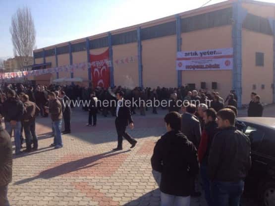 MHP Hendek Belediye Başkan adayı Turgut Babaoğlu ve meclis üyelerinin tanıtımı şölen havasında geçerken, mehteran ekibi eşliğinde yüzlerce kişinin katıldığı kortej yürüyüşü MHP’nin gövde gösterisine dönüştü.