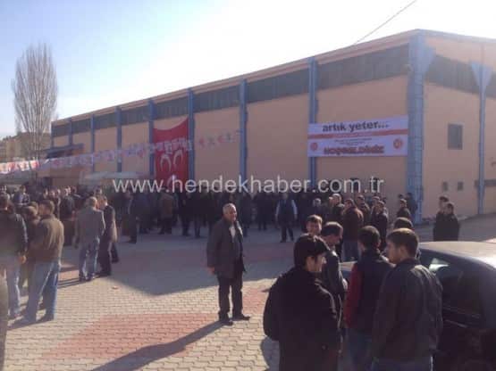 Milliyetçi Hareket Partisi aday tanıtım şöleni Hendek Spor Salonunda büyük bir coşkuyla yapıldı. İlçe Başkanı Atilla Tezgel’in ev sahipliğinde yapılan ve MHP Hendek Belediye Başkan adayı Turgut Babaoğlu ile belediye meclis üyelerinin tanıtıldığı şölene, Milletvekili Prof.Dr. Münir Kutluata, İl Başkanı M.Levent Bülbül, Büyükşehir Belediye Başkan Adayı Orhan Ünver, MHP Düzce İl Başkanı Abdullah Danışmaz, MHP Düzce Belediye Başkan Adayı Ömer Küçük, diğer İlçe Belediye Başkan adayları, Ülkü Ocakları Başkanları, STK’lar ve  vatandaşlar katıldı.