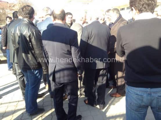 Milliyetçi Hareket Partisi aday tanıtım şöleni Hendek Spor Salonunda büyük bir coşkuyla yapıldı. İlçe Başkanı Atilla Tezgel’in ev sahipliğinde yapılan ve MHP Hendek Belediye Başkan adayı Turgut Babaoğlu ile belediye meclis üyelerinin tanıtıldığı şölene, Milletvekili Prof.Dr. Münir Kutluata, İl Başkanı M.Levent Bülbül, Büyükşehir Belediye Başkan Adayı Orhan Ünver, MHP Düzce İl Başkanı Abdullah Danışmaz, MHP Düzce Belediye Başkan Adayı Ömer Küçük, diğer İlçe Belediye Başkan adayları, Ülkü Ocakları Başkanları, STK’lar ve  vatandaşlar katıldı.