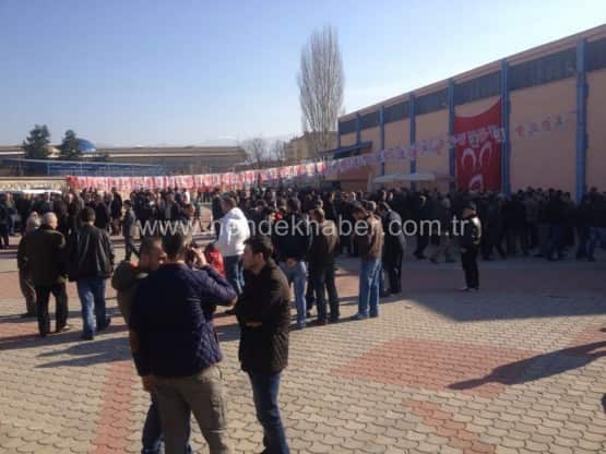 Milliyetçi Hareket Partisi aday tanıtım şöleni Hendek Spor Salonunda büyük bir coşkuyla yapıldı. İlçe Başkanı Atilla Tezgel’in ev sahipliğinde yapılan ve MHP Hendek Belediye Başkan adayı Turgut Babaoğlu ile belediye meclis üyelerinin tanıtıldığı şölene, Milletvekili Prof.Dr. Münir Kutluata, İl Başkanı M.Levent Bülbül, Büyükşehir Belediye Başkan Adayı Orhan Ünver, MHP Düzce İl Başkanı Abdullah Danışmaz, MHP Düzce Belediye Başkan Adayı Ömer Küçük, diğer İlçe Belediye Başkan adayları, Ülkü Ocakları Başkanları, STK’lar ve  vatandaşlar katıldı.