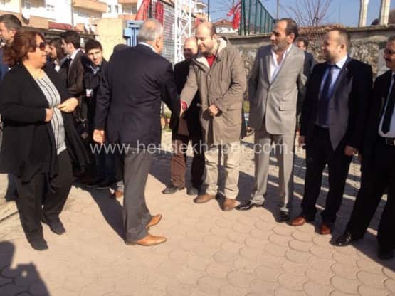 Konuşmaların tamamlanmasının ardından Milletvekili Kutluata, İl Başkanı Bülbül, Büyükşehir adayı Ünver ve meclis üyeleri birlikte poz verdiler. Daha sonra ise mehteran ekibi eşliğinde spor salonundan ilçe teşkilat binasına kadar yüzlerce kişinin katılımıyla kortej gerçekleştirildi. Gövde gösterisinde dönen yürüyüşte Hendekliler MHP’lilere büyük destek verdi. Teşkilat binasına ulaşıldığında ise Kutluata, Bülbül ve Babaoğlu partililere kısa bir teşekkür konuşması yaptı.