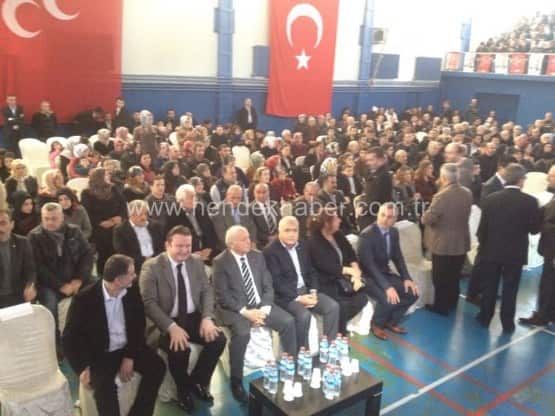 MHP Hendek Belediye Başkan adayı Turgut Babaoğlu ve meclis üyelerinin tanıtımı şölen havasında geçerken, mehteran ekibi eşliğinde yüzlerce kişinin katıldığı kortej yürüyüşü MHP’nin gövde gösterisine dönüştü.